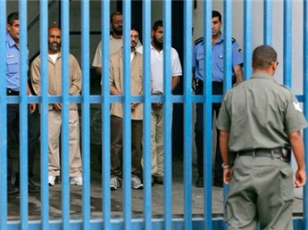 Israël 'punit' les prisonniers en grève de la faim en les mettant dans des containers